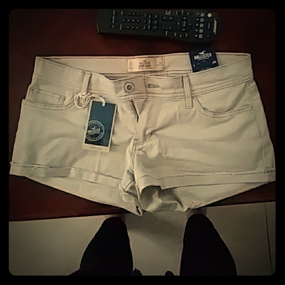 Brand new never worn Khaki Hollister Short shorts